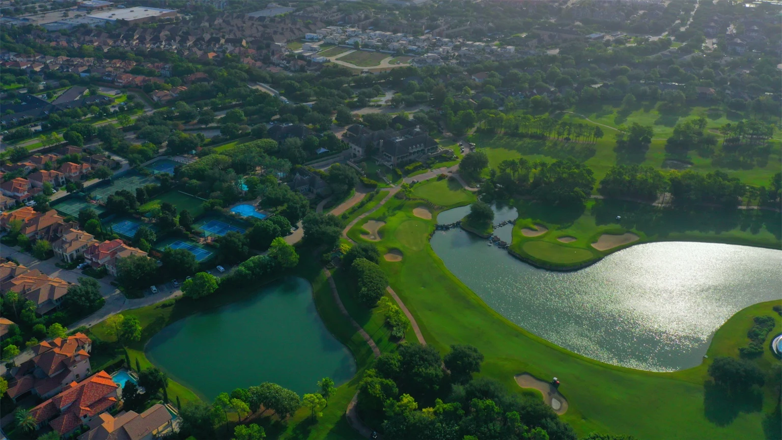 Aerial view of Royal Oaks showing homes, the golf course, and lakes.
